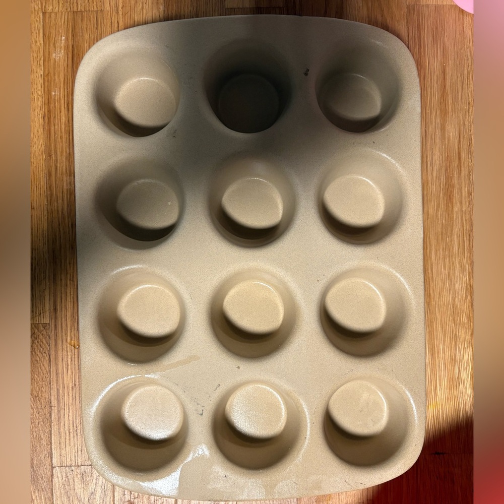 Pampered Chef Stoneware Muffin holds 12